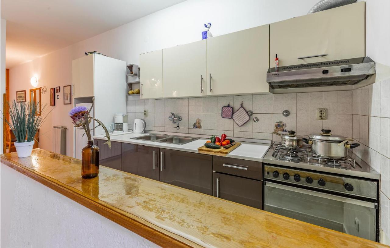 2 Bedroom Stunning Apartment In Ровин Екстериор снимка